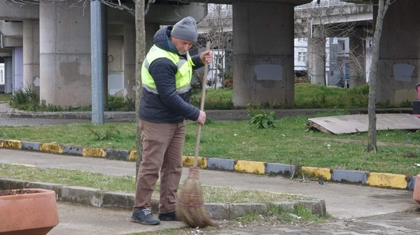 Trabzon'da resim tutkusunu araçların tozlu camlarına yansıtıyor. Foto Haber 7