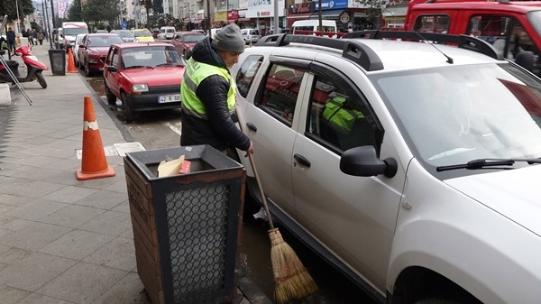 Trabzon'da resim tutkusunu araçların tozlu camlarına yansıtıyor. Foto Haber 14