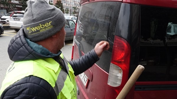 Trabzon'da resim tutkusunu araçların tozlu camlarına yansıtıyor. Foto Haber 11