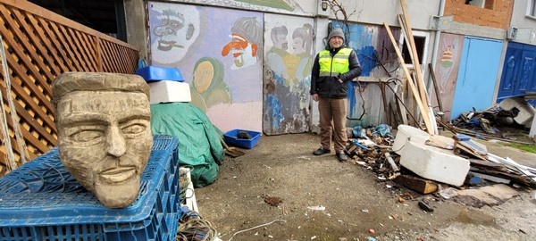 Trabzon'da resim tutkusunu araçların tozlu camlarına yansıtıyor. Foto Haber 16