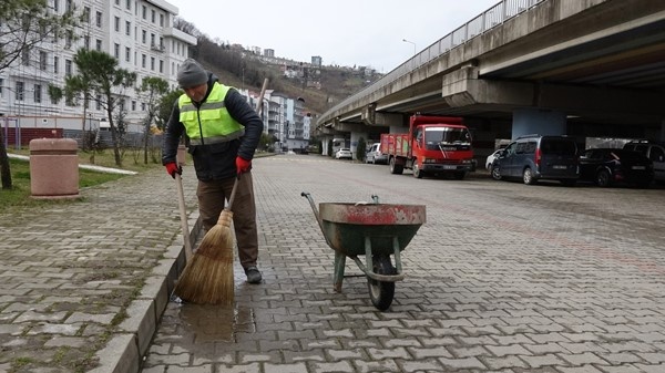 Trabzon'da resim tutkusunu araçların tozlu camlarına yansıtıyor. Foto Haber 13
