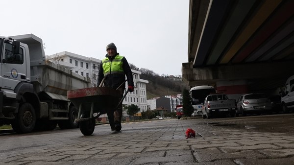 Trabzon'da resim tutkusunu araçların tozlu camlarına yansıtıyor. Foto Haber 10