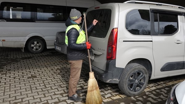 Trabzon'da resim tutkusunu araçların tozlu camlarına yansıtıyor. Foto Haber 17