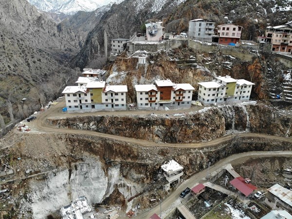 Artvin’in Dereiçi köyünde çıkan yangının üzerinden tam bir yıl geçti. Foto Haber 8