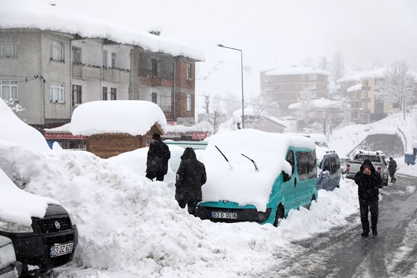 Orta ve Doğu Karadeniz'de kar esareti. Foto Haber 8