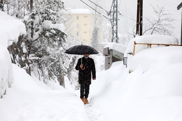 Orta ve Doğu Karadeniz'de kar esareti. Foto Haber 12