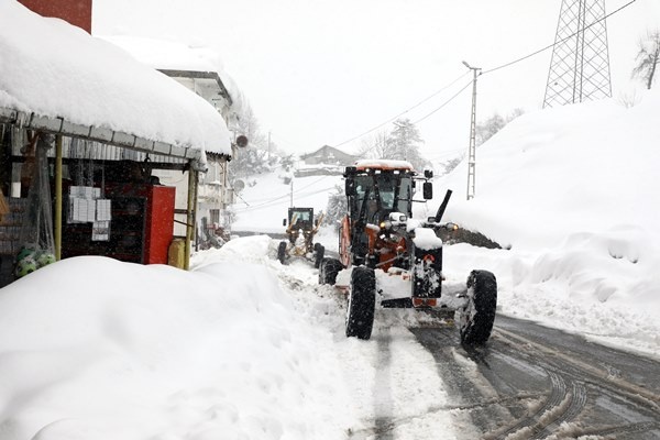 Orta ve Doğu Karadeniz'de kar esareti. Foto Haber 25
