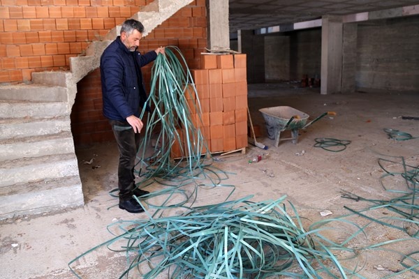 Gümüşhane'de plastik bağları toplayan duyarlı vatandaş onları bakın neye dönüştürüyor. Foto Haber 10