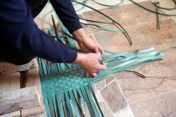 Gümüşhane'de plastik bağları toplayan duyarlı vatandaş onları bakın neye dönüştürüyor. Foto Haber 11