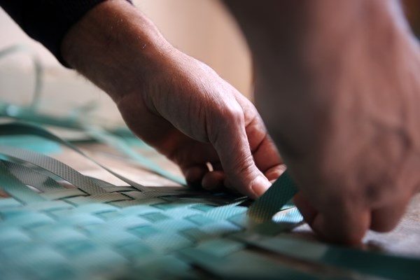 Gümüşhane'de plastik bağları toplayan duyarlı vatandaş onları bakın neye dönüştürüyor. Foto Haber 5