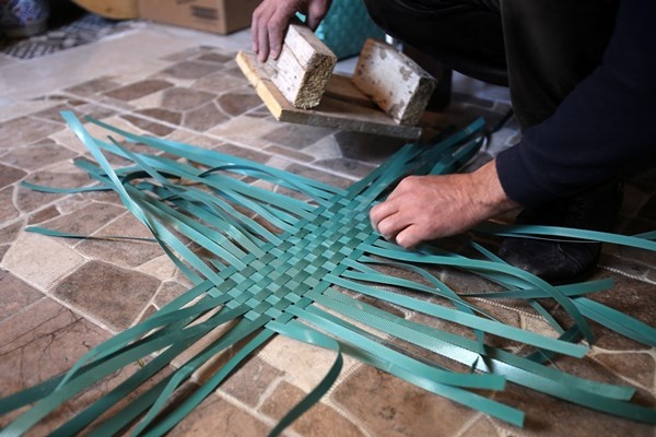 Gümüşhane'de plastik bağları toplayan duyarlı vatandaş onları bakın neye dönüştürüyor. Foto Haber 8