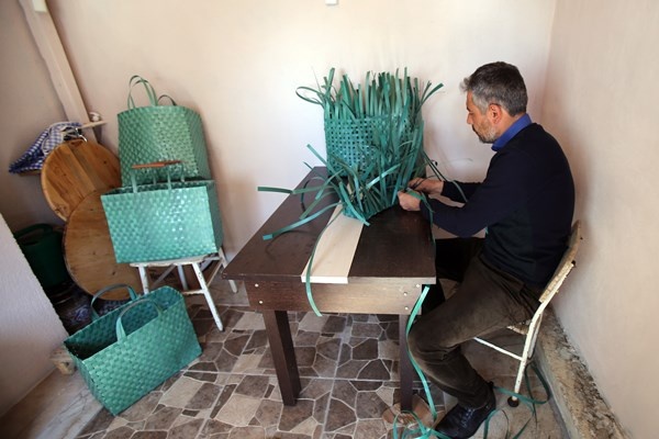 Gümüşhane'de plastik bağları toplayan duyarlı vatandaş onları bakın neye dönüştürüyor. Foto Haber 6