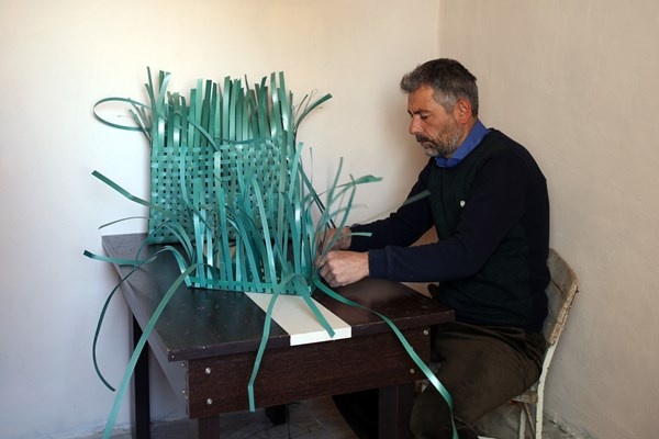 Gümüşhane'de plastik bağları toplayan duyarlı vatandaş onları bakın neye dönüştürüyor. Foto Haber 2