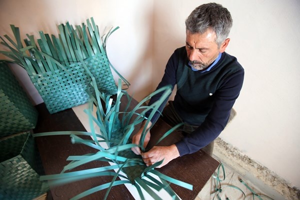 Gümüşhane'de plastik bağları toplayan duyarlı vatandaş onları bakın neye dönüştürüyor. Foto Haber 9