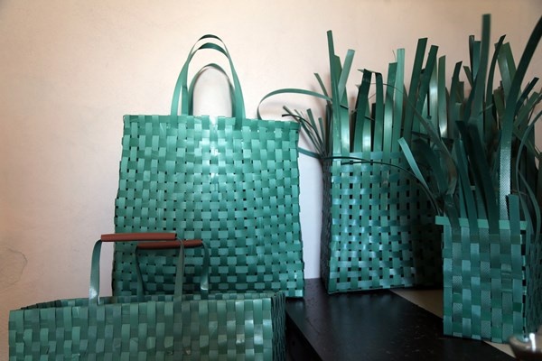 Gümüşhane'de plastik bağları toplayan duyarlı vatandaş onları bakın neye dönüştürüyor. Foto Haber 4