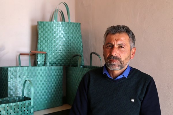 Gümüşhane'de plastik bağları toplayan duyarlı vatandaş onları bakın neye dönüştürüyor. Foto Haber 12