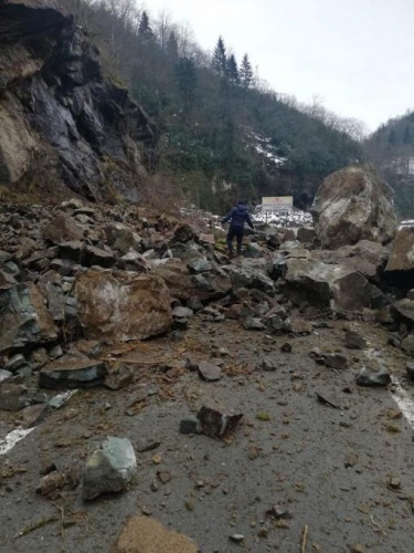 Rize’de heyelan; Yol kapandı. Foto Haber 4