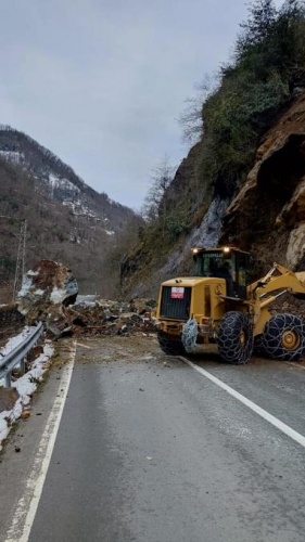 Rize’de heyelan; Yol kapandı. Foto Haber 2