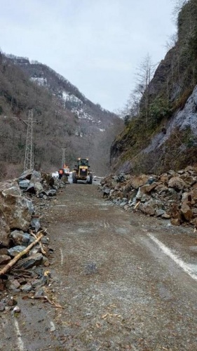 Rize’de heyelan; Yol kapandı. Foto Haber 7