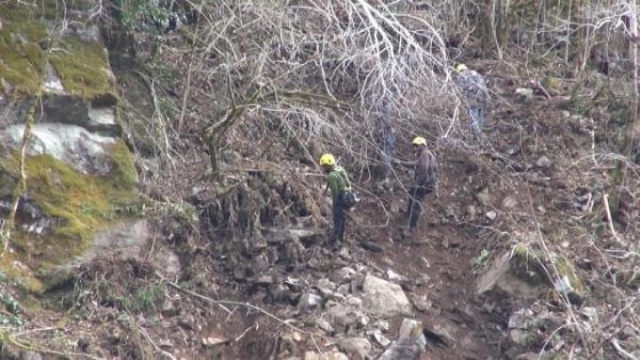 Dağcılar, heyelanlı yamaçlarda riskli kayalar için devrede. Foto Haber 10