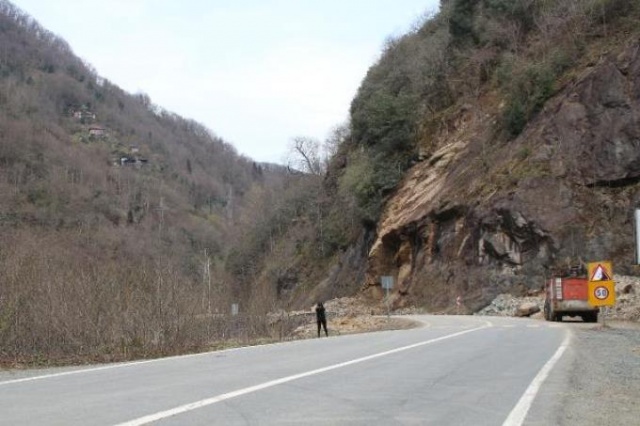Dağcılar, heyelanlı yamaçlarda riskli kayalar için devrede. Foto Haber 2