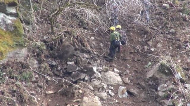 Dağcılar, heyelanlı yamaçlarda riskli kayalar için devrede. Foto Haber 4