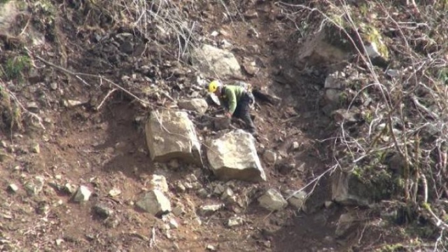 Dağcılar, heyelanlı yamaçlarda riskli kayalar için devrede. Foto Haber 6