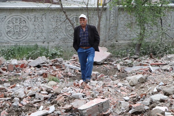 Karadeniz fıkrası gibi olay: Adresi karıştıran kepçe operatörü yanlış binayı yıktı.Foto Haber 3