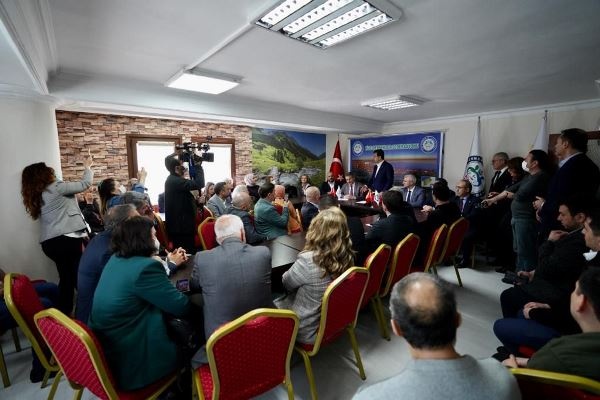 Rizelilerle buluşan İmamoğlu; “Yeterince kutuplaşıyoruz, derneklerimiz özgür olmalı”Foto haber 8