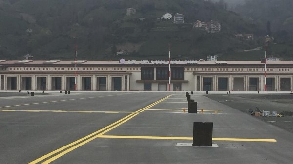 Rize-Artvin Havalimanının pisti ve apronları renklendi. Foto Haber 2