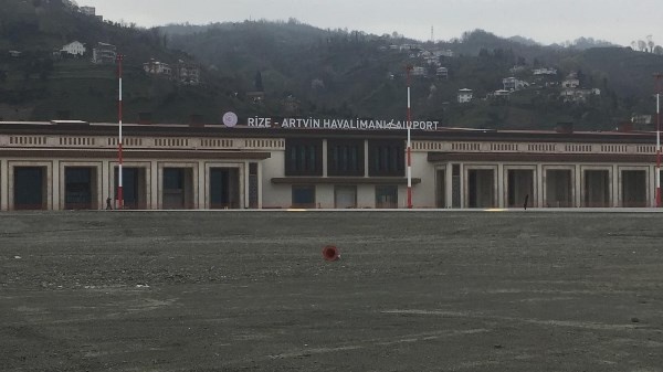 Rize-Artvin Havalimanının pisti ve apronları renklendi. Foto Haber 5