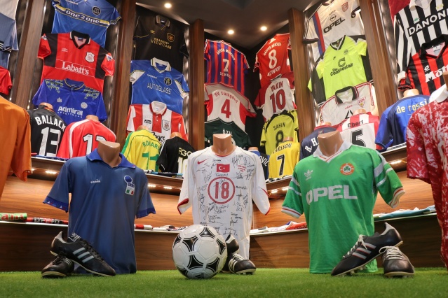 3 bin formalık koleksiyona sahip taraftar "Trabzonspor forması için evini, arabasını teklif eden oldu" Foto Haber 8