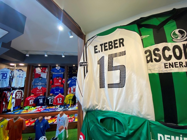 3 bin formalık koleksiyona sahip taraftar "Trabzonspor forması için evini, arabasını teklif eden oldu" Foto Haber 4