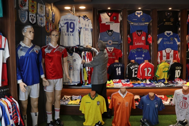 3 bin formalık koleksiyona sahip taraftar "Trabzonspor forması için evini, arabasını teklif eden oldu" Foto Haber 10