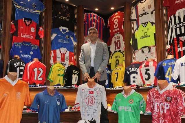 3 bin formalık koleksiyona sahip taraftar "Trabzonspor forması için evini, arabasını teklif eden oldu" Foto Haber 9