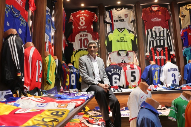 3 bin formalık koleksiyona sahip taraftar "Trabzonspor forması için evini, arabasını teklif eden oldu" Foto Haber 11