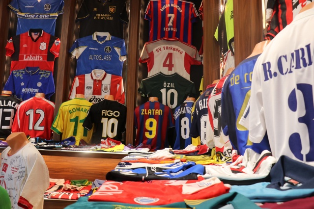 3 bin formalık koleksiyona sahip taraftar "Trabzonspor forması için evini, arabasını teklif eden oldu" Foto Haber 6