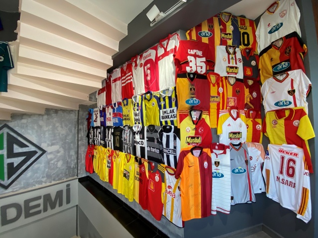 3 bin formalık koleksiyona sahip taraftar "Trabzonspor forması için evini, arabasını teklif eden oldu" Foto Haber 3