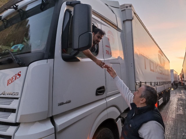 Savaş dengeleri değiştirdi! Artvin'de 25 Kilometre kuyruk oluştu. Foto Haber 12