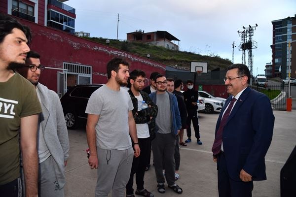 Genç, iftarını öğrencilerle birlikte açtı!. Foto Galeri 2