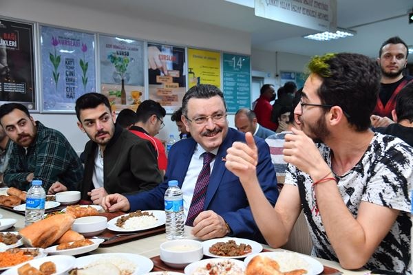 Genç, iftarını öğrencilerle birlikte açtı!. Foto Galeri 11