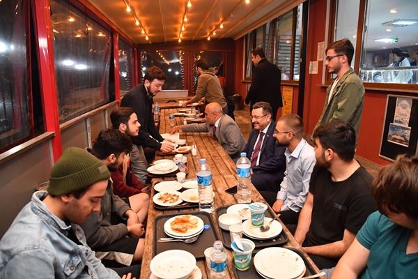 Genç, iftarını öğrencilerle birlikte açtı!. Foto Galeri 9
