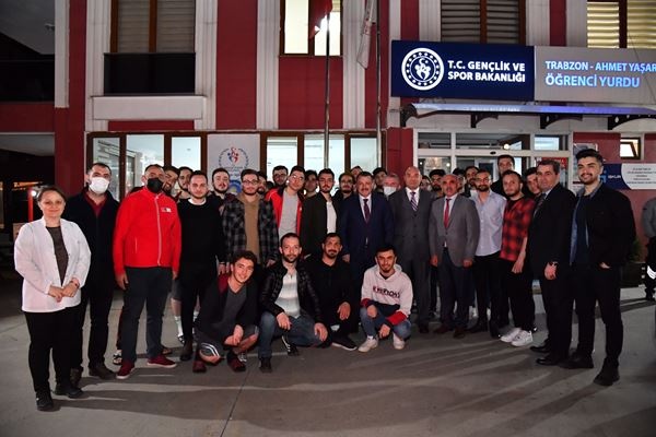 Genç, iftarını öğrencilerle birlikte açtı!. Foto Galeri 13