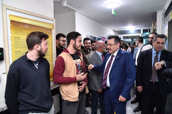 Genç, iftarını öğrencilerle birlikte açtı!. Foto Galeri 3