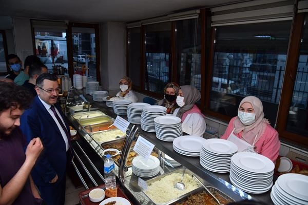Genç, iftarını öğrencilerle birlikte açtı!. Foto Galeri 5