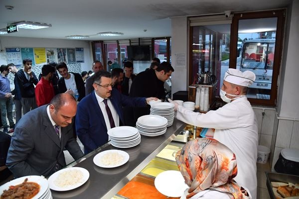 Genç, iftarını öğrencilerle birlikte açtı!. Foto Galeri 6