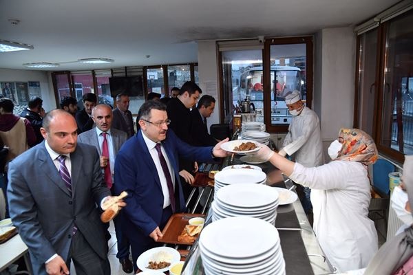 Genç, iftarını öğrencilerle birlikte açtı!. Foto Galeri 7