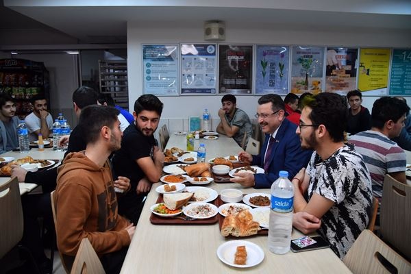 Genç, iftarını öğrencilerle birlikte açtı!. Foto Galeri 8