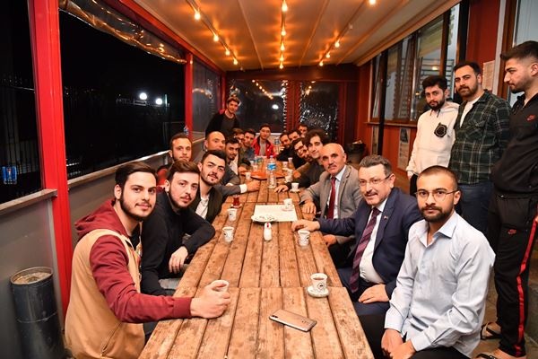 Genç, iftarını öğrencilerle birlikte açtı!. Foto Galeri 4