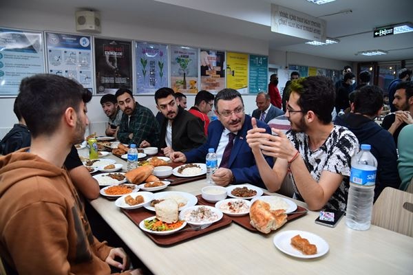 Genç, iftarını öğrencilerle birlikte açtı!. Foto Galeri 12